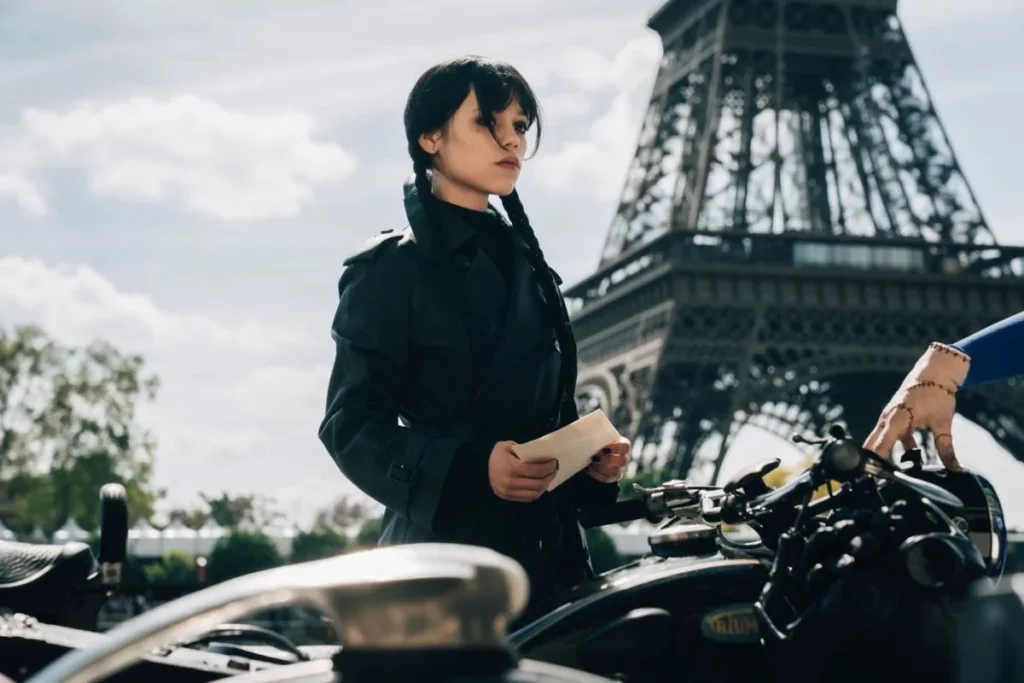 Foto tokoh utama serial "Wednesday" musim ketiga dengan latar Menara Eiffel di Kota Paris, Prancis, yang diunggah di akun media sosil Netflix. (Foto: Neflix)