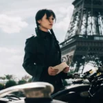 Foto tokoh utama serial "Wednesday" musim ketiga dengan latar Menara Eiffel di Kota Paris, Prancis, yang diunggah di akun media sosil Netflix. (Foto: Neflix)
