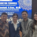 Penyanyi dan publik figur Ashanti Hastuti (kedua kiri) bersama keluargnya seusai menjalani sidang terbuka doktoral di Unair Surabaya, Rabu (13/5/2026). (Foto: Antara/W Irawan)