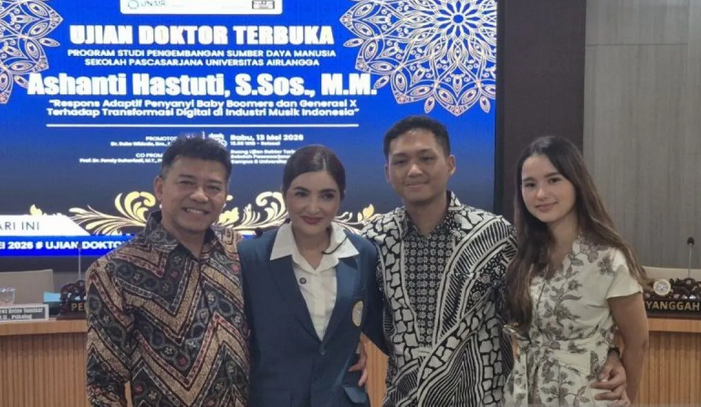 Penyanyi dan publik figur Ashanti Hastuti (kedua kiri) bersama keluargnya seusai menjalani sidang terbuka doktoral di Unair Surabaya, Rabu (13/5/2026). (Foto: Antara/W Irawan)