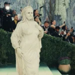 Tangkapan layar penampilan model Heidi Klum di ajang Met Gala 2026. (Foto: Kanal YouTube Vogue)
