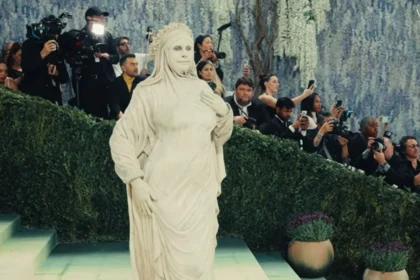 Tangkapan layar penampilan model Heidi Klum di ajang Met Gala 2026. (Foto: Kanal YouTube Vogue)