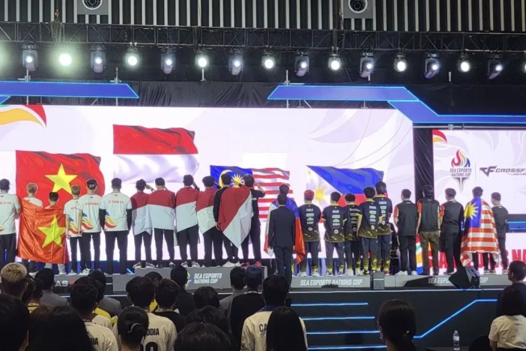 Atlet timnas esports Indonesia nomor Crossfire: Legends (tengah) berdiri dalam upacara penyerahan medali seusai meraih emas dalam SEA Esports Nations Cup 2026 di Ho Chi Minh, Vietnam, Sabtu (9/5/2026). (Foto: PB ESI)
