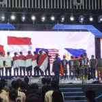 Atlet timnas esports Indonesia nomor Crossfire: Legends (tengah) berdiri dalam upacara penyerahan medali seusai meraih emas dalam SEA Esports Nations Cup 2026 di Ho Chi Minh, Vietnam, Sabtu (9/5/2026). (Foto: PB ESI)