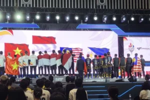 Atlet timnas esports Indonesia nomor Crossfire: Legends (tengah) berdiri dalam upacara penyerahan medali seusai meraih emas dalam SEA Esports Nations Cup 2026 di Ho Chi Minh, Vietnam, Sabtu (9/5/2026). (Foto: PB ESI)