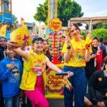 PT Perfetti Van Melle Indonesia melalui merek Chupa Chups kembali memperluas kampanye brand experience interaktif dengan menyapa konsumen di ajang Hysteria yang digelar di Dunia Fantasi (Dufan), Ancol, Jakarta, pada Juli 2026. Momentum ini sekaligus dimanfaatkan perusahaan untuk meluncurkan secara resmi produk terbarunya, Crazy Raffe Jelly Candy. (Foto: Chupa Chups)