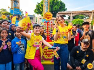 PT Perfetti Van Melle Indonesia melalui merek Chupa Chups kembali memperluas kampanye brand experience interaktif dengan menyapa konsumen di ajang Hysteria yang digelar di Dunia Fantasi (Dufan), Ancol, Jakarta, pada Juli 2026. Momentum ini sekaligus dimanfaatkan perusahaan untuk meluncurkan secara resmi produk terbarunya, Crazy Raffe Jelly Candy. (Foto: Chupa Chups)