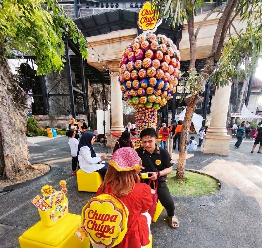 PT Perfetti Van Melle Indonesia melalui merek Chupa Chups kembali memperluas kampanye brand experience interaktif dengan menyapa konsumen di ajang Hysteria yang digelar di Dunia Fantasi (Dufan), Ancol, Jakarta, pada Juli 2026. Momentum ini sekaligus dimanfaatkan perusahaan untuk meluncurkan secara resmi produk terbarunya, Crazy Raffe Jelly Candy. (Foto: Chupa Chups)