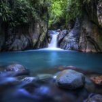 Air Leuwi Hejo yang berwarna kehijauan dan jernih sering disebut sebagai "Green Canyon" ala Bogor.