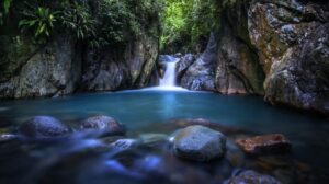 Air Leuwi Hejo yang berwarna kehijauan dan jernih sering disebut sebagai "Green Canyon" ala Bogor.