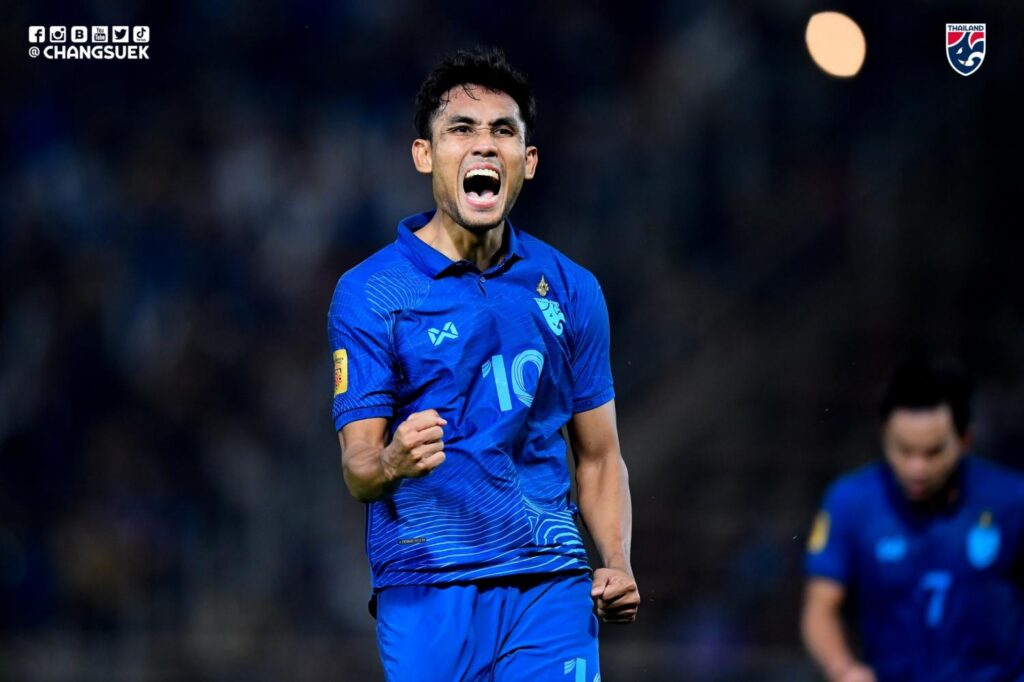 Hingga edisi 2026, nama penyerang legendaris Thailand, Teerasil Dangda, masih bertengger kokoh di puncak daftar top skorer sepanjang masa Piala AFF dengan total 25 gol.