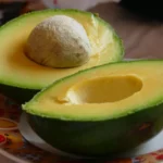 Kabar baik bagi pencinta alpukat. Sebuah penelitian terbaru mengungkap bahwa mengonsumsi satu buah alpukat setiap hari berpotensi memberikan manfaat bagi kesehatan jantung, terutama pada orang dewasa yang mengalami obesitas.