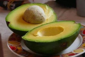 Kabar baik bagi pencinta alpukat. Sebuah penelitian terbaru mengungkap bahwa mengonsumsi satu buah alpukat setiap hari berpotensi memberikan manfaat bagi kesehatan jantung, terutama pada orang dewasa yang mengalami obesitas.