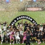 Persebaya Surabaya sukses mengukir sejarah dengan menjuarai Piala Presiden 2026 setelah menundukkan Persib Bandung melalui drama adu penalti 6-5 pada partai final yang berlangsung di Stadion Kapten I Wayan Dipta, Gianyar, Bali, Kamis (6/8/2026) malam hingga Jumat dini hari WIB.
