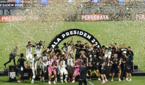 Persebaya Surabaya sukses mengukir sejarah dengan menjuarai Piala Presiden 2026 setelah menundukkan Persib Bandung melalui drama adu penalti 6-5 pada partai final yang berlangsung di Stadion Kapten I Wayan Dipta, Gianyar, Bali, Kamis (6/8/2026) malam hingga Jumat dini hari WIB.
