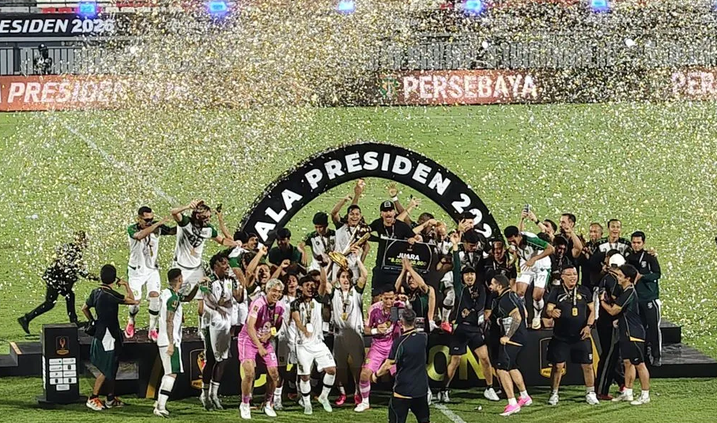 Persebaya Surabaya sukses mengukir sejarah dengan menjuarai Piala Presiden 2026 setelah menundukkan Persib Bandung melalui drama adu penalti 6-5 pada partai final yang berlangsung di Stadion Kapten I Wayan Dipta, Gianyar, Bali, Kamis (6/8/2026) malam hingga Jumat dini hari WIB.